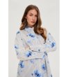 Дамска риза с флорален принт в синьо-3 снимка