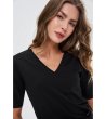 Дамска черна тениска с V-образно деколте-4 снимка