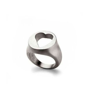 Сребрист пръстен с изрязан сърцевиден дизайн снимка