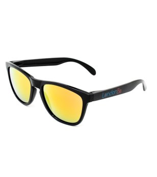 Слънчеви очила с черна рамка и огледални лещи снимка