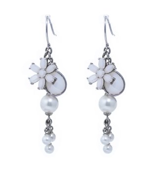 Обеци в сребристо с бели перлени висулки снимка
