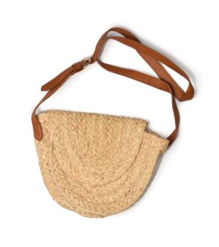 Плетена дамска чанта в бежово с капак снимка