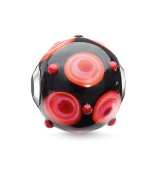 Талисман за гривна с черно с червени мотиви снимка