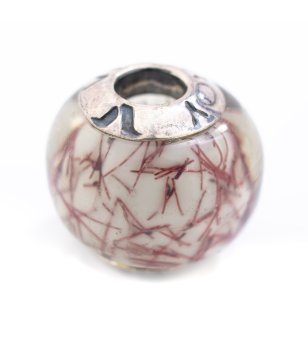 Талисман в екрю и бордо снимка