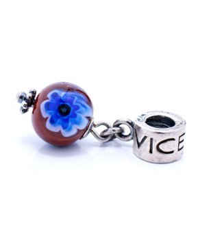 Талисман с висулка с флорален мотив снимка