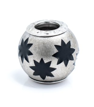 Сребрист талисман с черни звезди снимка