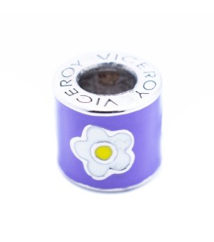 Лилав талисман с цвете снимка