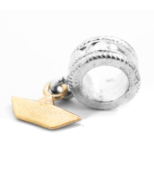 Талисман със златиста висулка лодка снимка