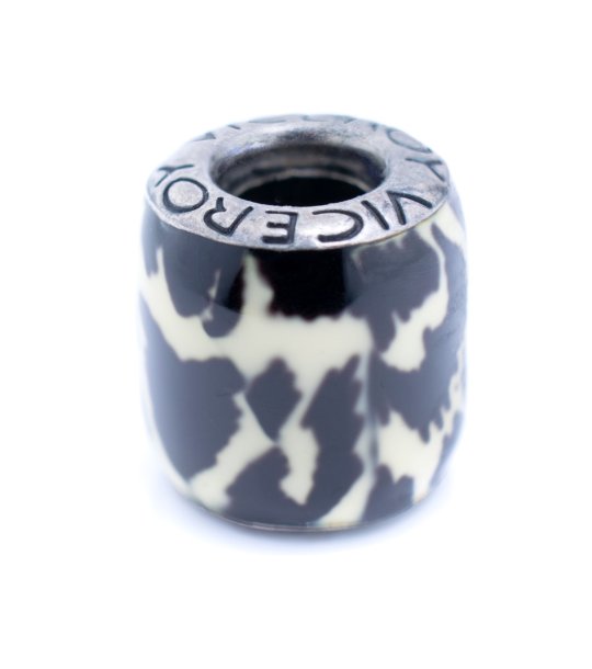 Талисман в черно и цвят крем снимка