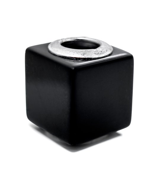 Черен талисман с формата на куб снимка
