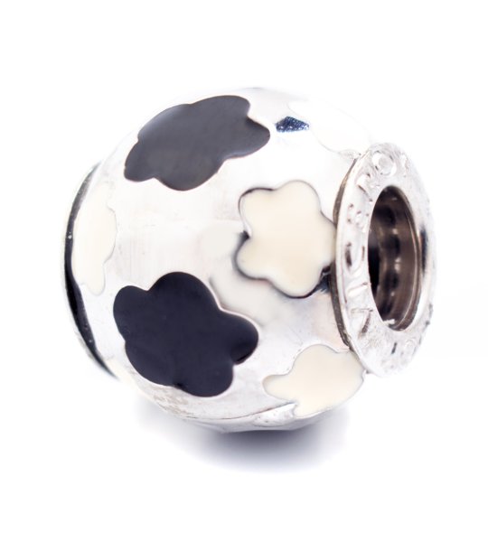 Талисман с флорални мотиви в черно и цвят крем снимка