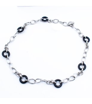 Дамско сребристо колие с черни елементи снимка