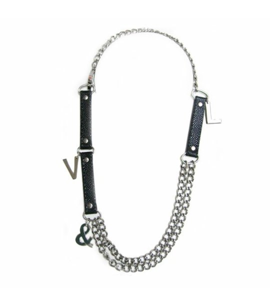 Сребристо колие с черни кожени елементи снимка