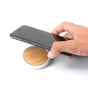 Безжично кръгло зарядно устройство GREIGE в бяло и бамбук снимка