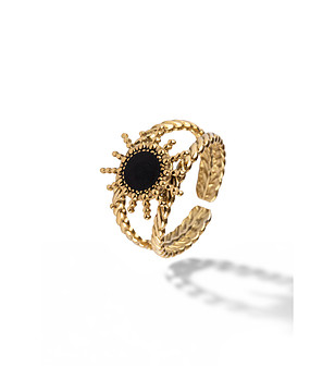 Дамски позлатен пръстен с елемент слънце с черен камък снимка