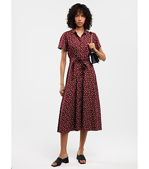 Рокля в бургунд Nahai снимка