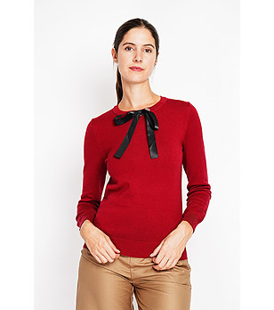 Дамски пуловер в червено с черна панделка снимка