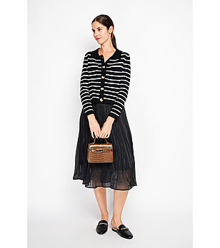 Дамска жилетка в черно на бяло райе снимка