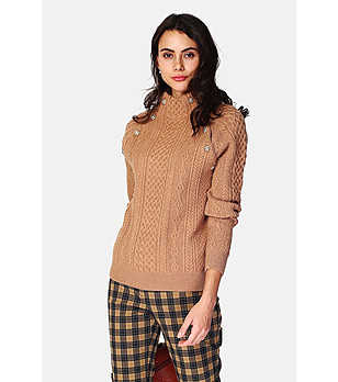 Кафяв дамски пуловер с плетеници и копчета снимка