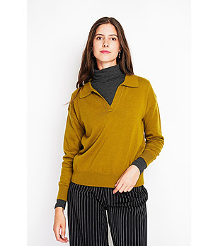 Дамски пуловер в цвят маслина с яка снимка