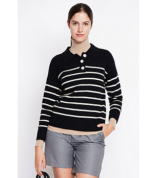 Черен дамски пуловер на бяло райе снимка