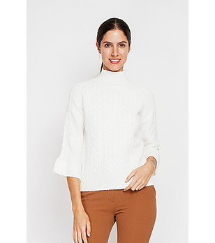 Дамски пуловер в цвят крем с плетеници снимка