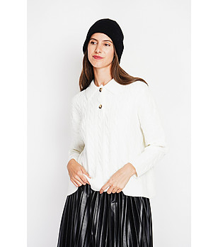 Дамски пуловер в цвят крем с плетеници снимка