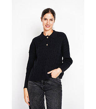 Дамски пуловер в черно с плетеници снимка