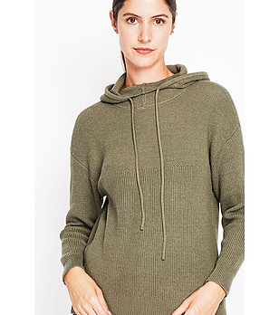 Дамски пуловер в цвят каки с качулка снимка