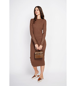 Рокля от машинно плетиво в кафяво снимка