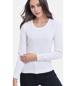 Дамски пуловер в цвят крем снимка