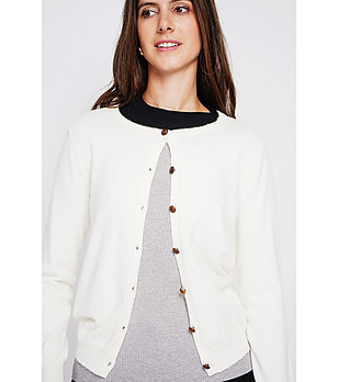 Дамска жилетка в цвят крем снимка