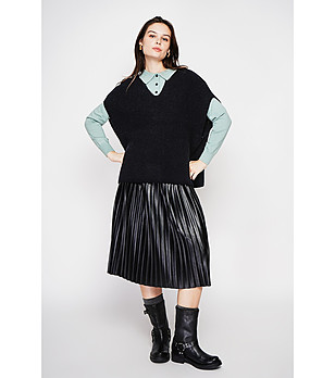 Черен дамски пуловер без ръкави снимка