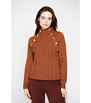 Дамски пуловер в кафяво със златисти копчета снимка
