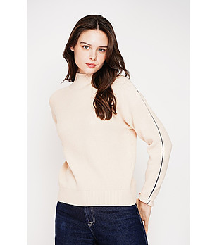 Бежов дамски пуловер с черни кантове при ръкавите снимка