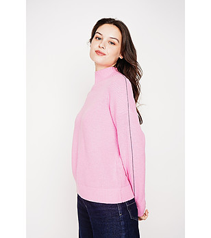 Розово дамски пуловер с черни кантове при ръкавите снимка