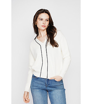 Дамски пуловер в екрю с черни кантове снимка