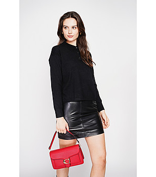 Черен дамски пуловер с яка снимка