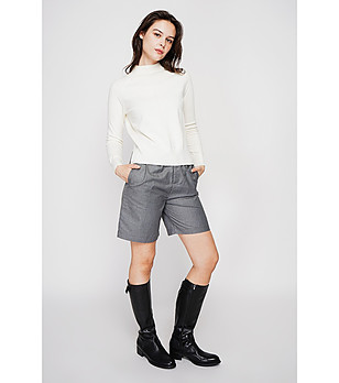 Дамски пуловер в цвят крем снимка