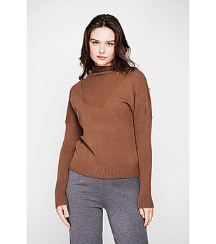 Кафяв дамски оversize пуловер снимка