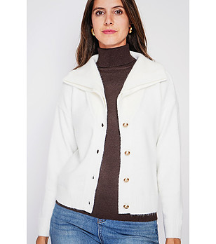 Дамска жилетка в цвят крем снимка