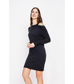 Рокля в черно с голи рамене и перли снимка