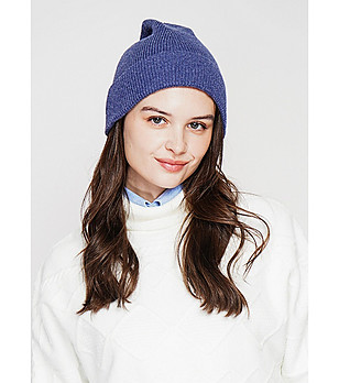 Синя дамска зимна шапка снимка