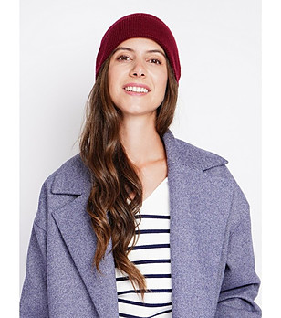 Дамска зимна шапка в бордо снимка