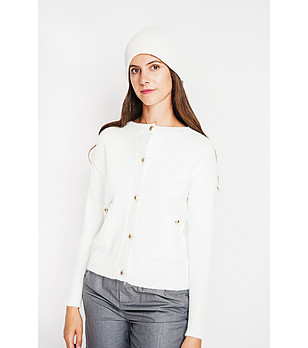 Дамска зимна шапка в цвят крем снимка