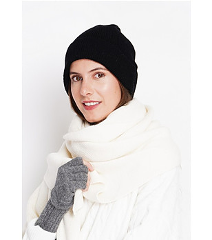 Дълъг дамски шал в цвят крем снимка