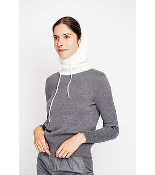 Дамска зимна шапка-качулка в цвят крем снимка