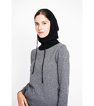 Дамска зимна шапка-качулка в черно снимка