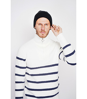 Черна мъжка зимна шапка снимка