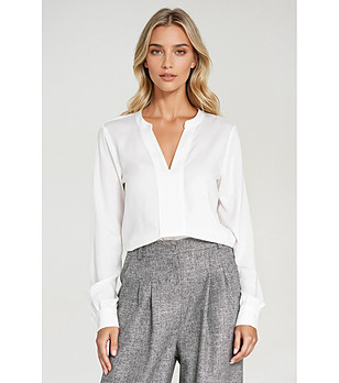 Дамска блуза в екрю снимка